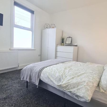 Spacious Private Room In Manor Park 런던 외부 사진