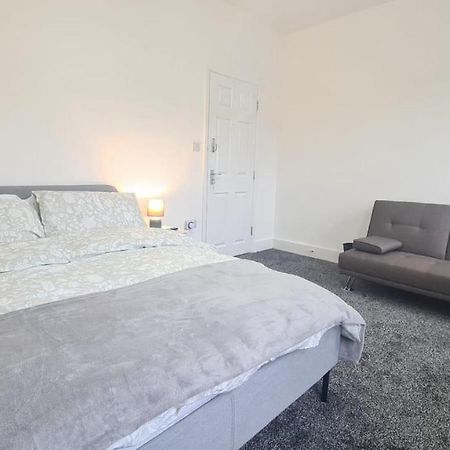Spacious Private Room In Manor Park 런던 외부 사진