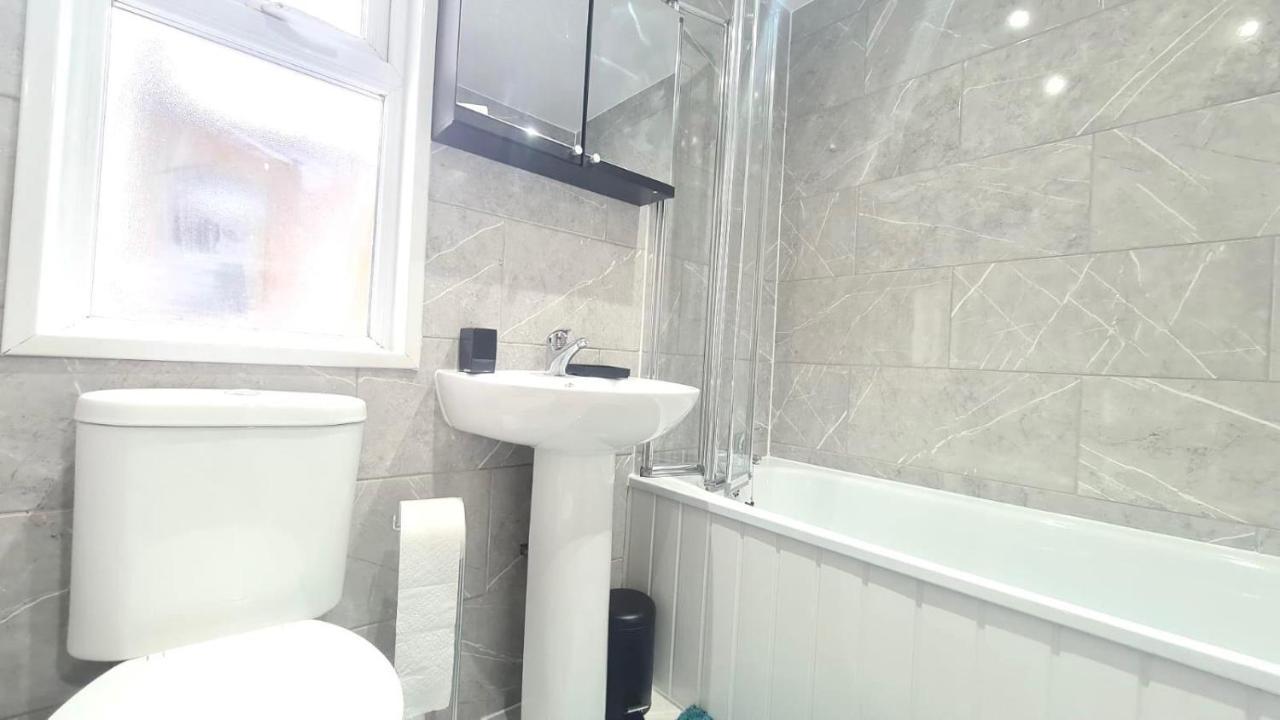 Spacious Private Room In Manor Park 런던 외부 사진