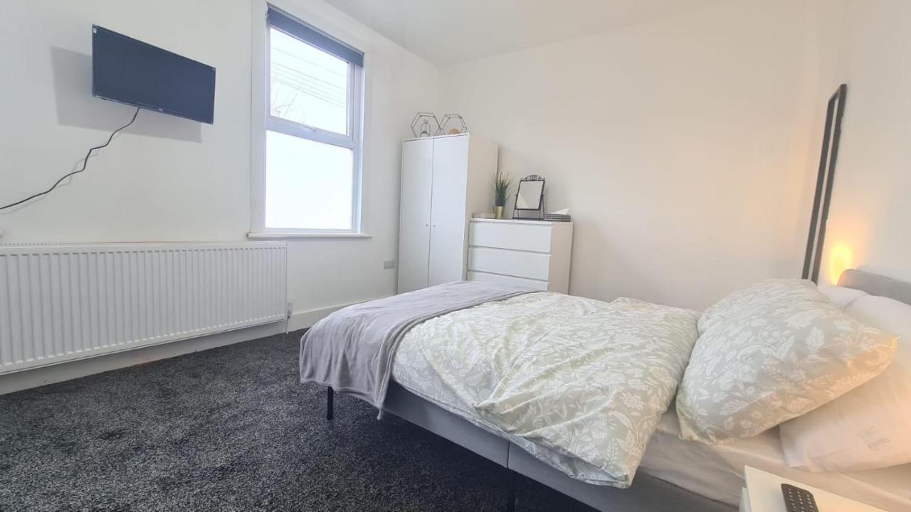 Spacious Private Room In Manor Park 런던 외부 사진