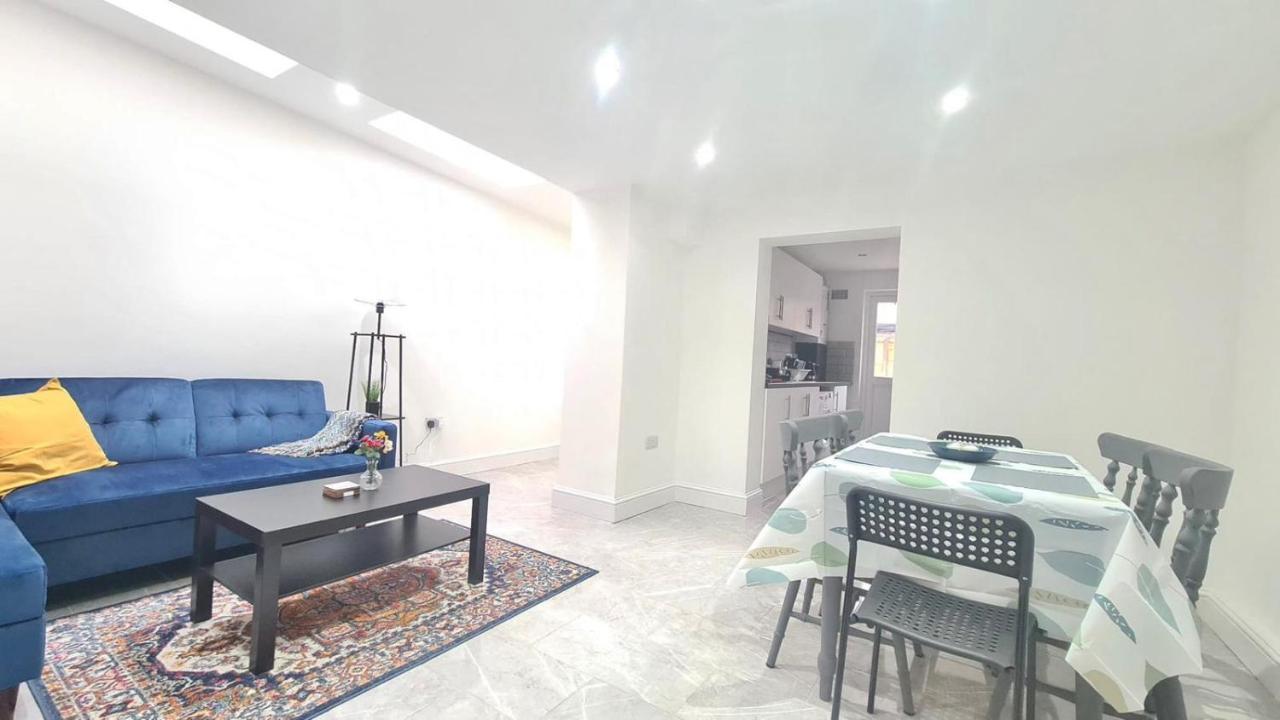 Spacious Private Room In Manor Park 런던 외부 사진