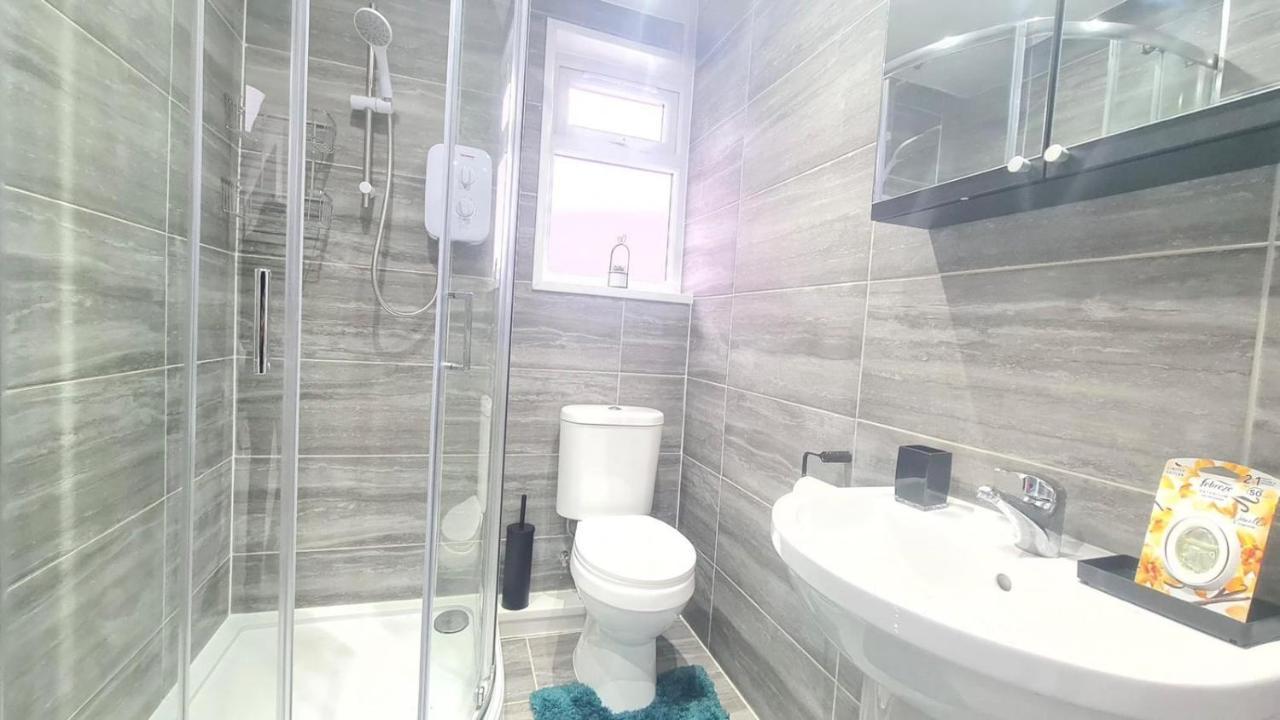 Spacious Private Room In Manor Park 런던 외부 사진