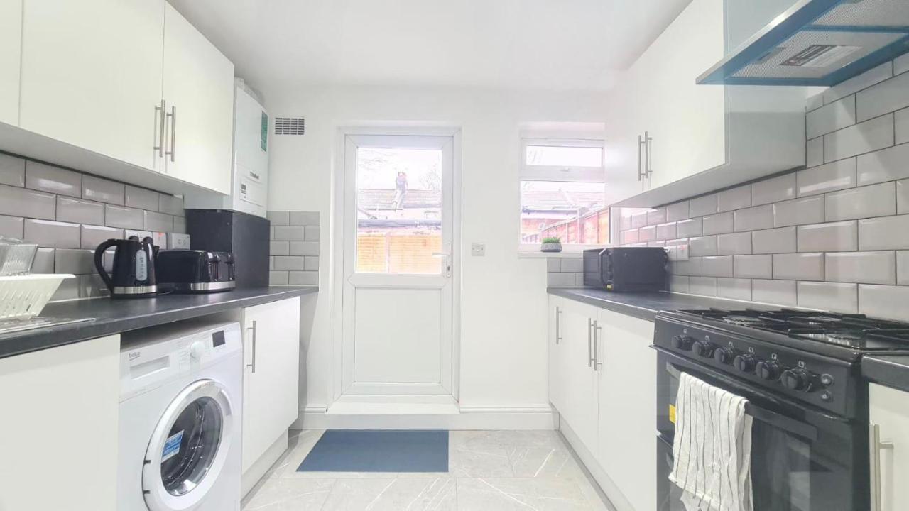 Spacious Private Room In Manor Park 런던 외부 사진