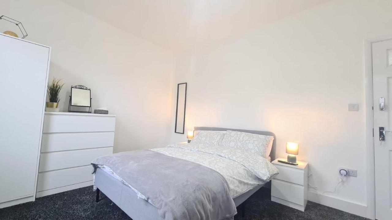Spacious Private Room In Manor Park 런던 외부 사진